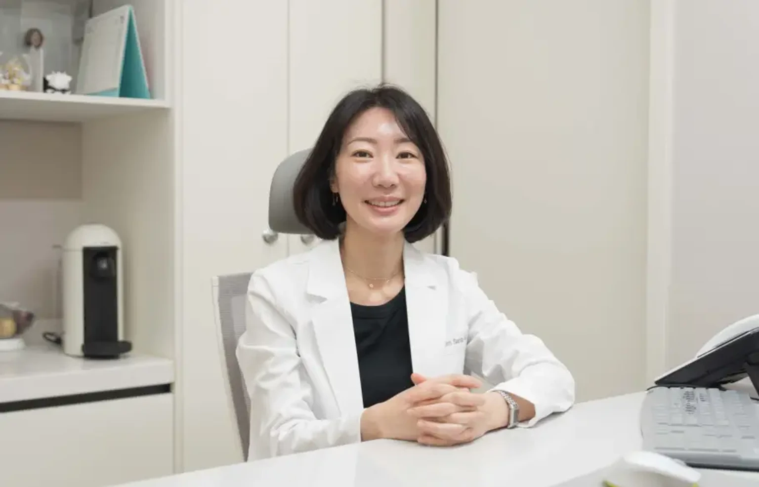 유앤아이의원 부천점 김상아 원장님이 진료실에 앉아 상담하는 이미지