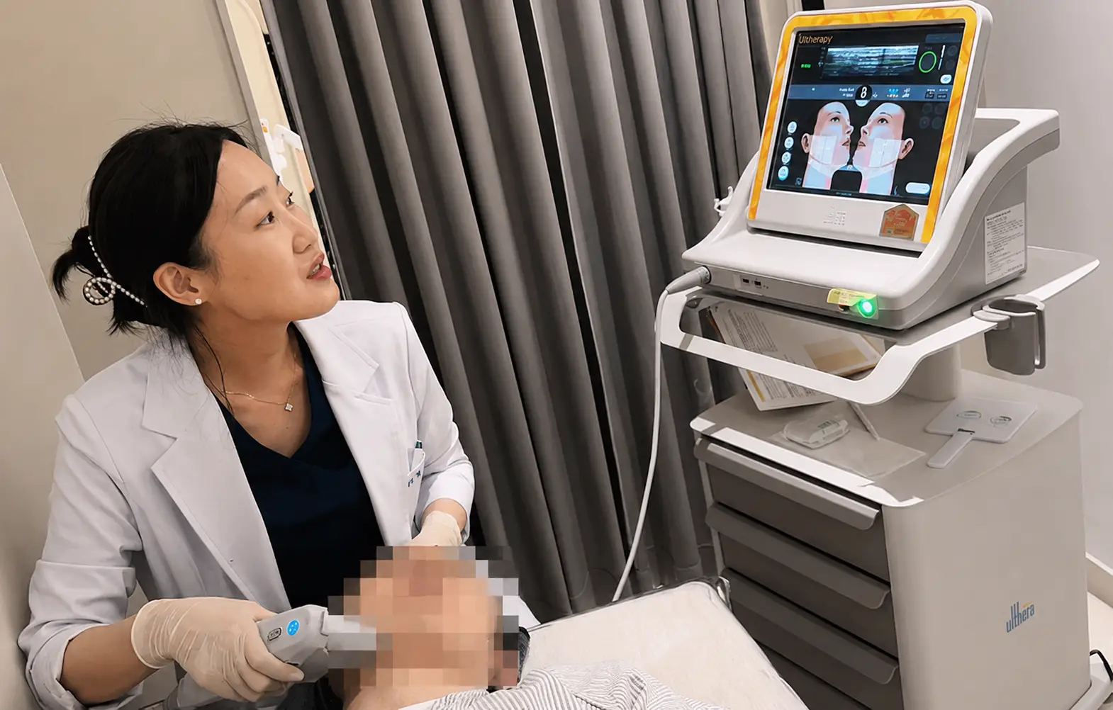대구 피부과 유앤아이의원 장은영 대표원장이 울쎄라 시술 시 실시간 초음파로 피부 구조를 확인하는 모습