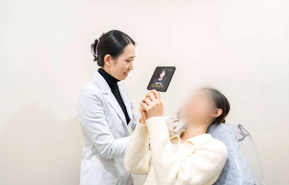 구로 유앤아이의원 전한별 대표원장이 환자에게 입술필러 시술을 해주는 장면