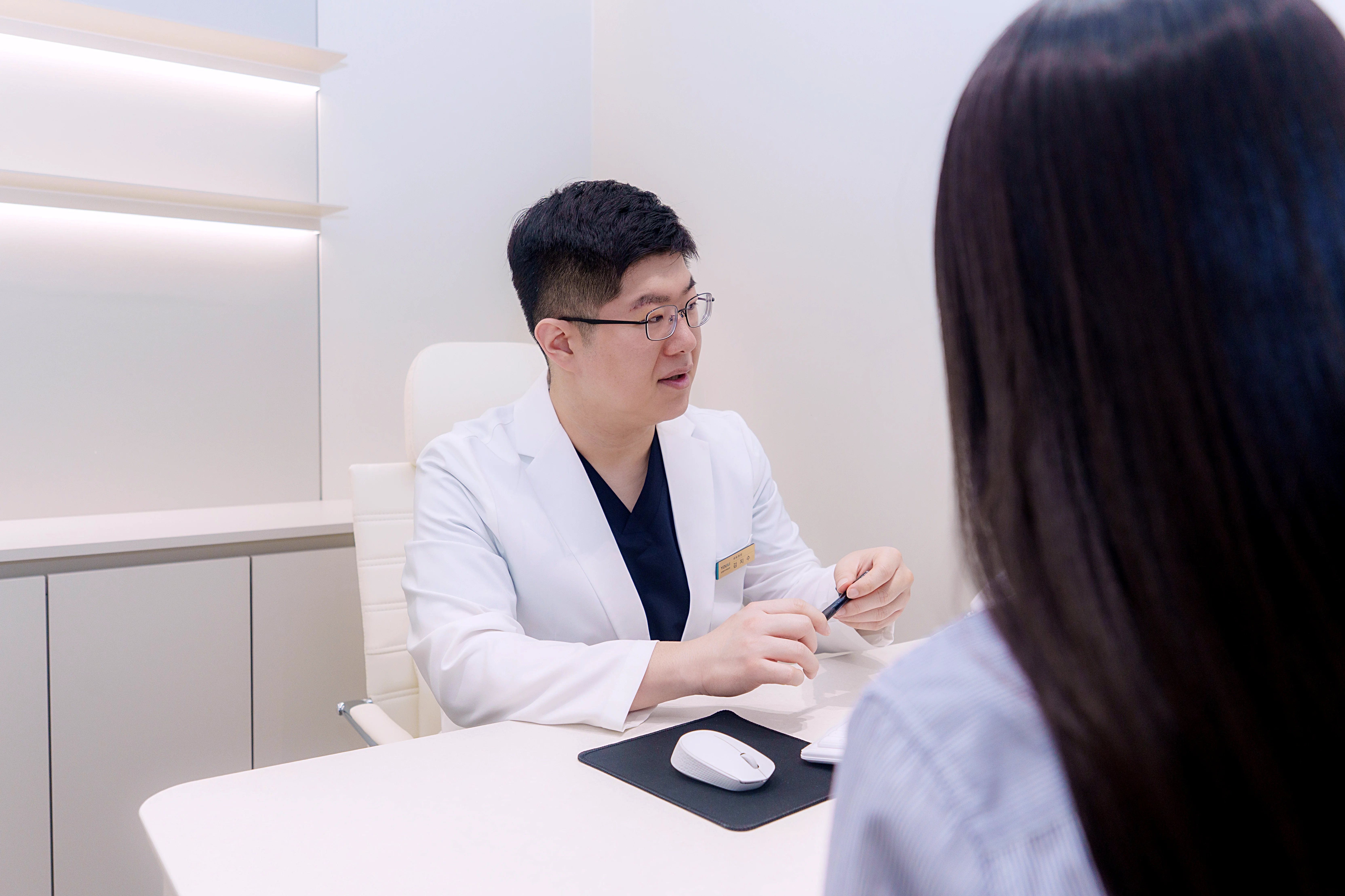중랑구 상봉망우 유앤아이의원 김지수 원장이 환자에게 시술에 대해 설명하고 있는 상담 장면