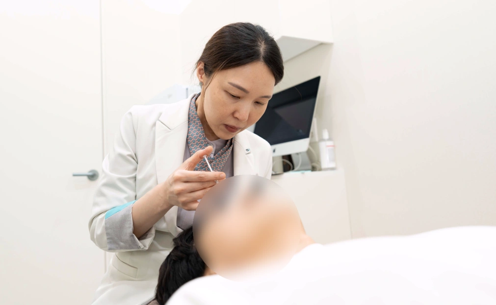 김포 유앤아이의원 최수정 대표원장이 환자에게 관자필러 시술을 진행하는 진료 장면