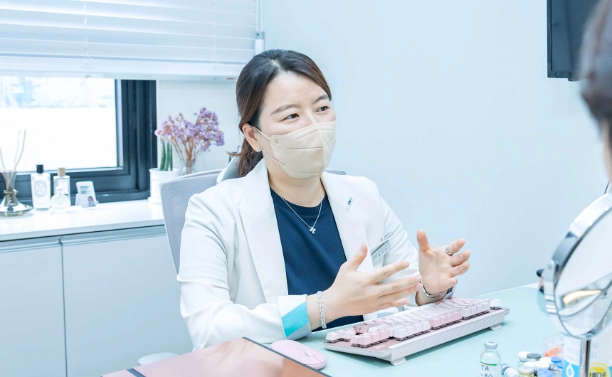 수원 유앤아이의원 황지현 대표원장이 환자에게 염증성 여드름 원인에 대해 설명하는 모습