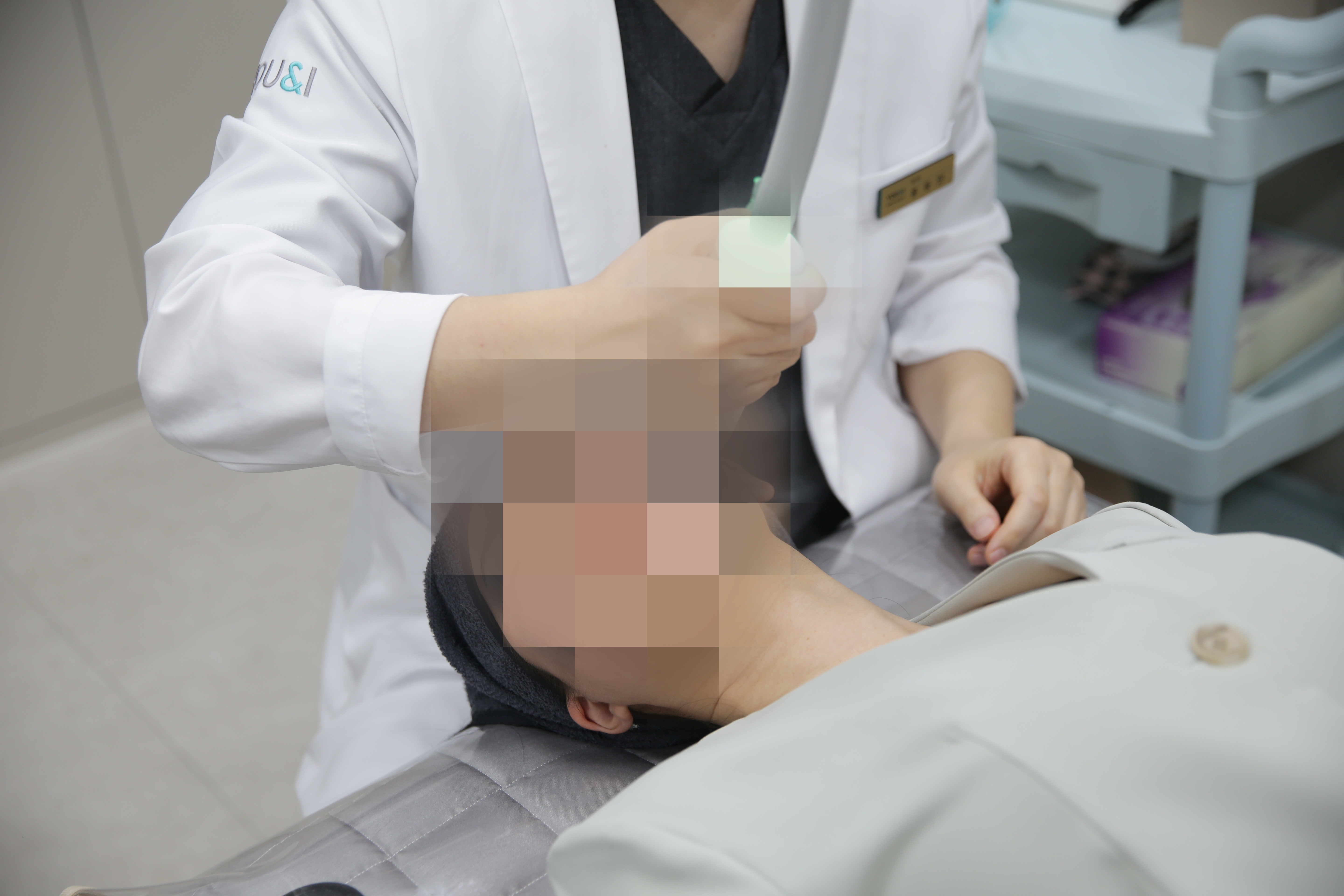 유앤아이의원 부산점 홍동민 원장의 써마지 시술 장면