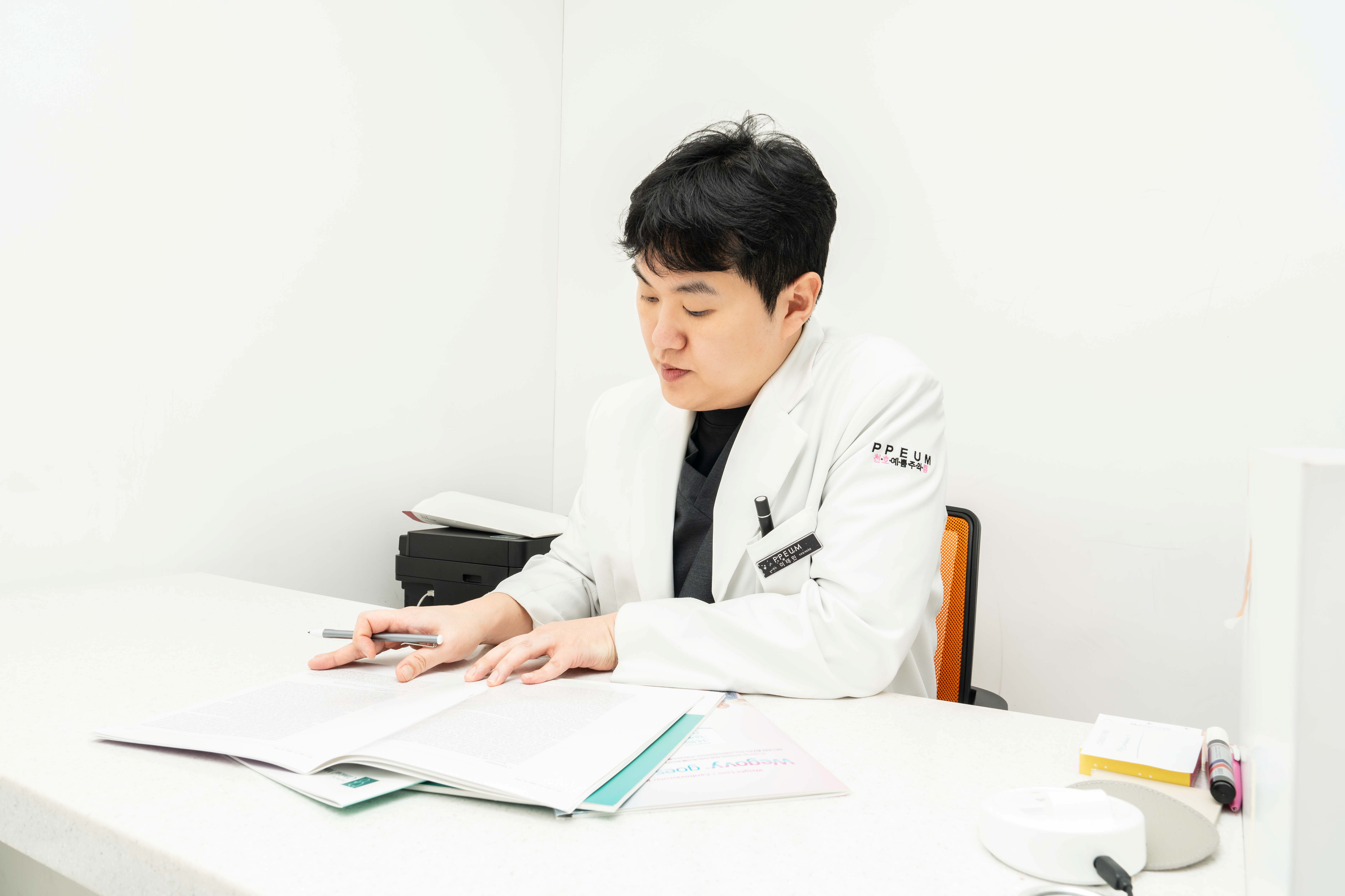 유앤아이의원 천호점 이태민 원장이 진료 자료를 확인하는 모습