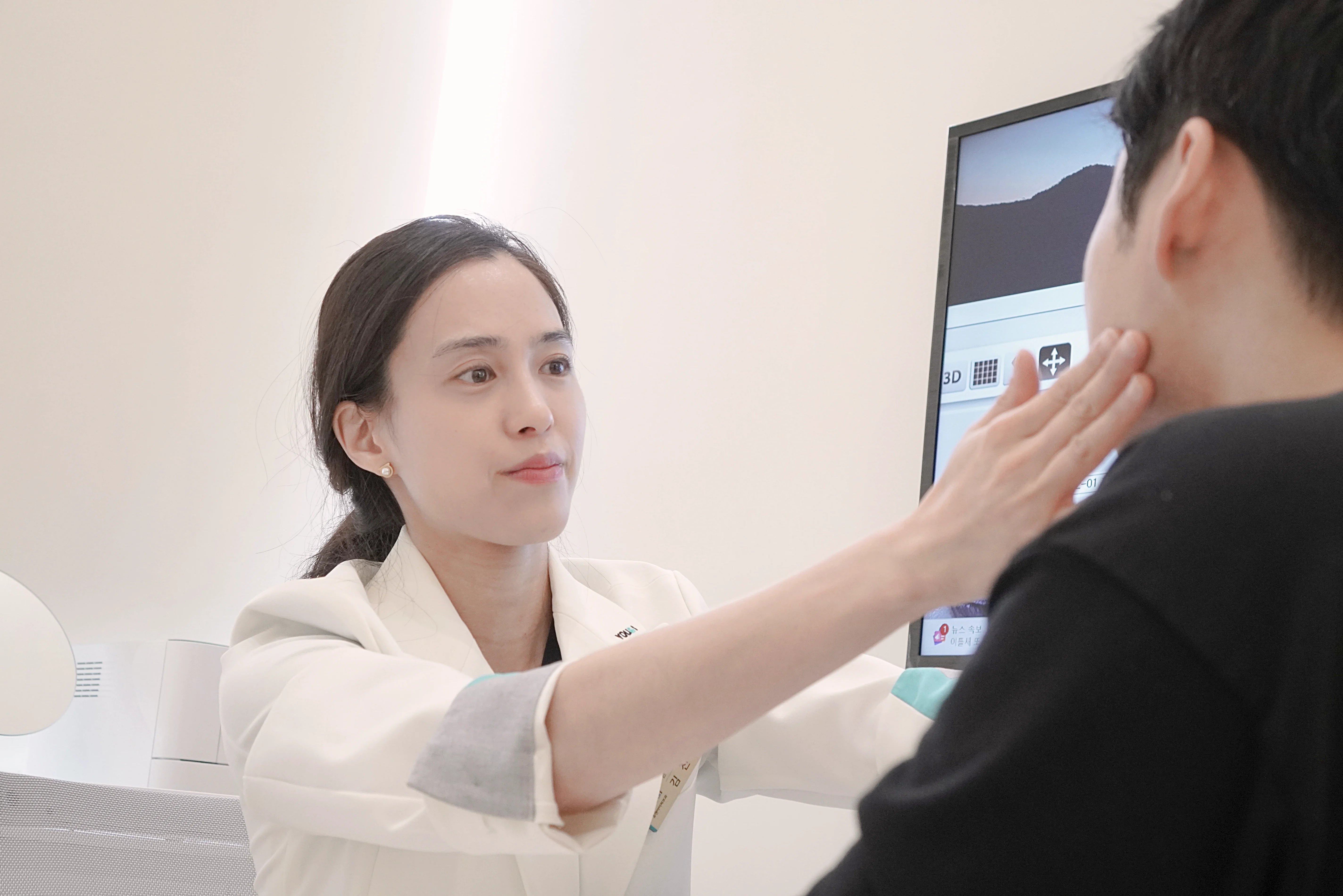 목동 유앤아이의원 김진현 대표원장이 입꼬리보톡스 시술 전 환자의 입주변 근육을 살펴보고 있는 모습