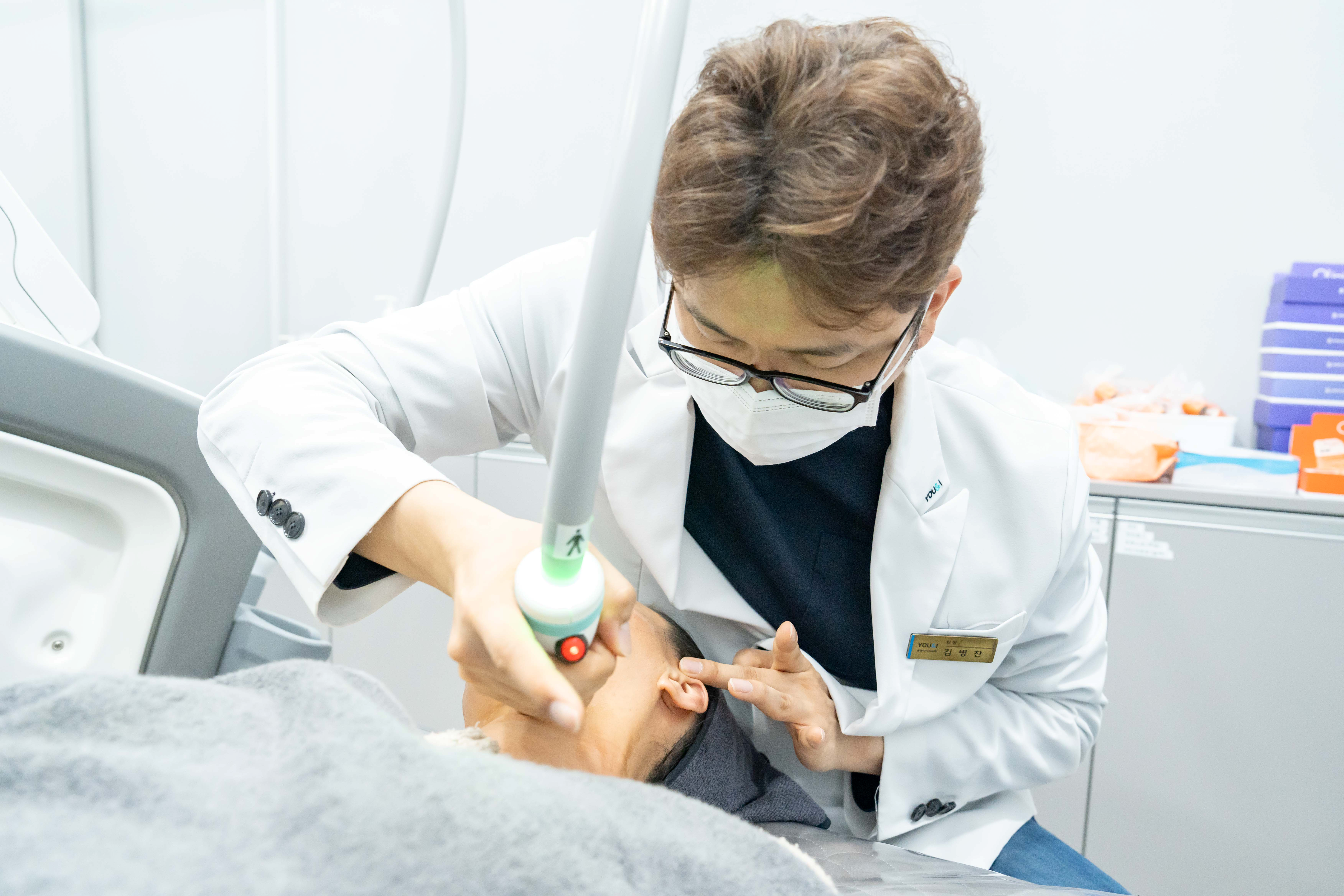 대전 유앤아이의원 김병찬 원장의 의료장비를 이용한 얼굴 시술 장면