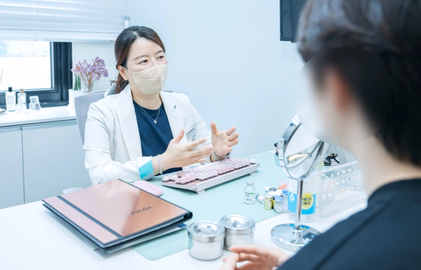 수원 유앤아이의원 황지현 대표원장이 환자에게 올타이트 리프팅에 대해 설명하고 있는 모습