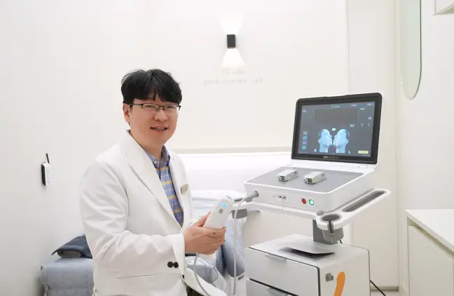 시흥배곧 유앤아이의원 이승수 대표원장이 울쎄라피 프라임 장비를 안내