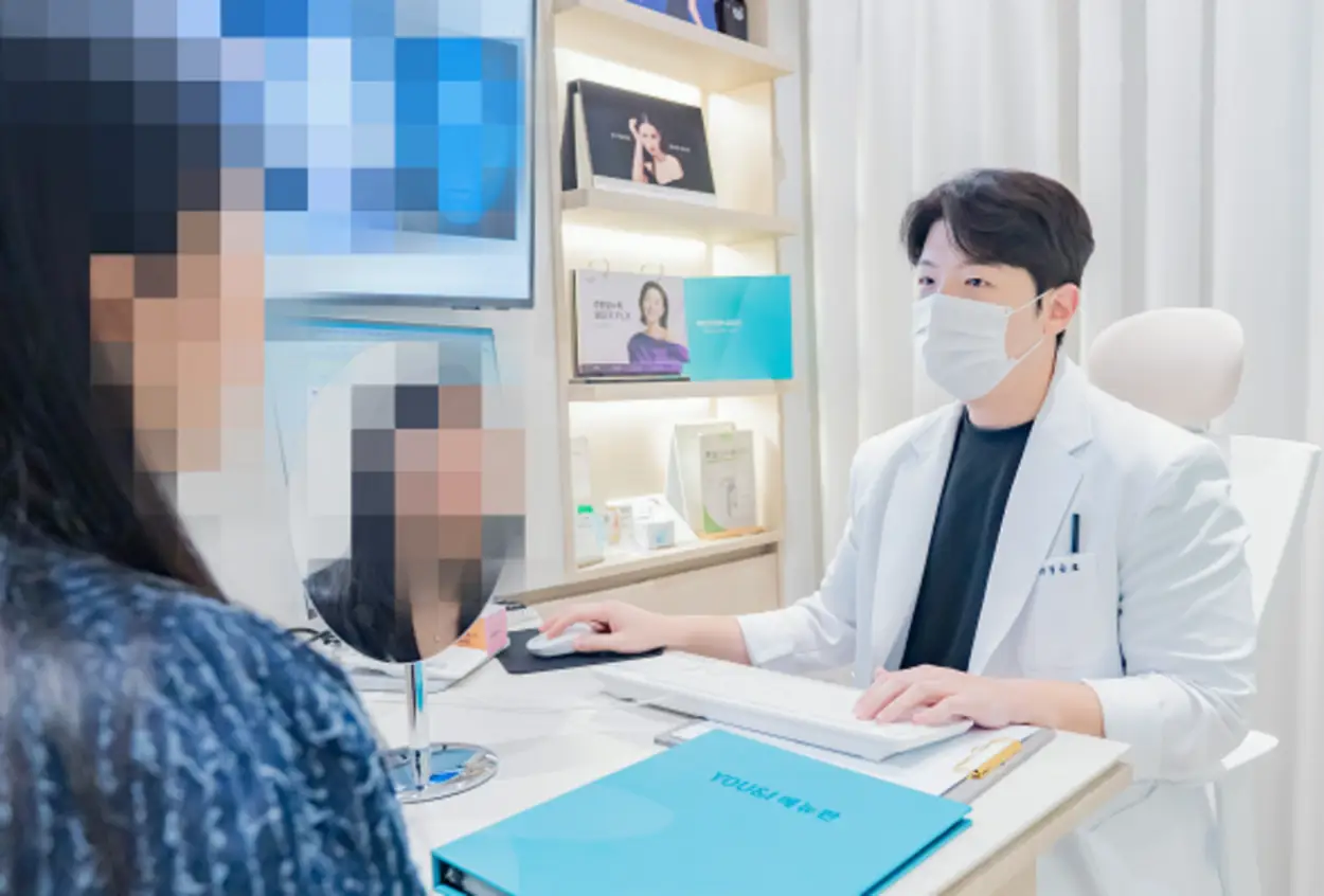 코끝 실리프팅 후 주의사항을 알려주는 유앤아이의원 과천점 의료진