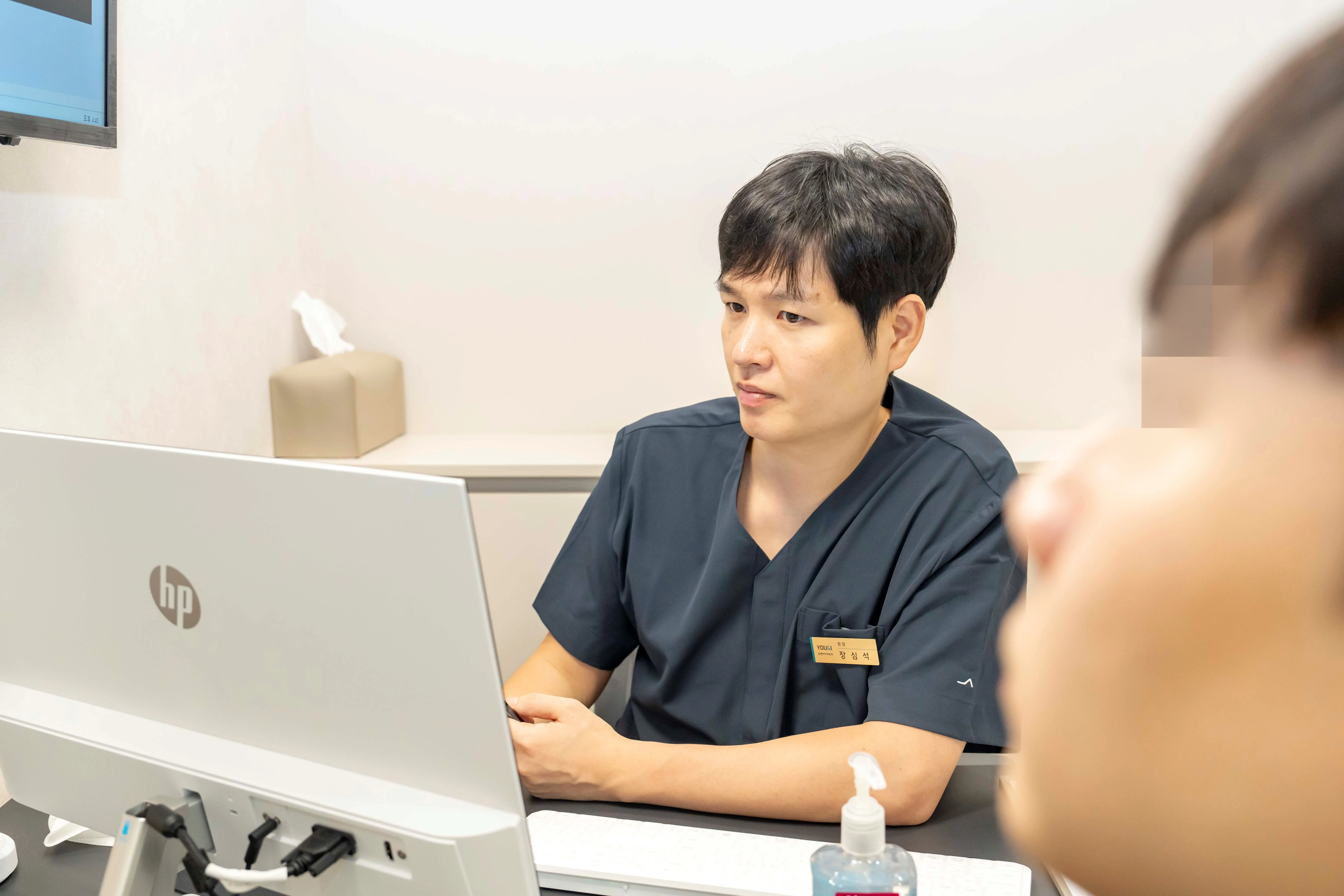 부평 유앤아이의원 장심석 대표원장이 레이저 제모 시술 전 시술 주기 및 회차를 설명