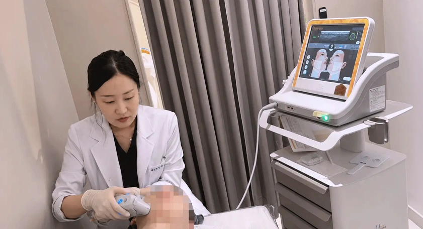 대구 유앤아이의원 장은영 대표원장이 환자에게 울쎄라 시술을 하는 모습