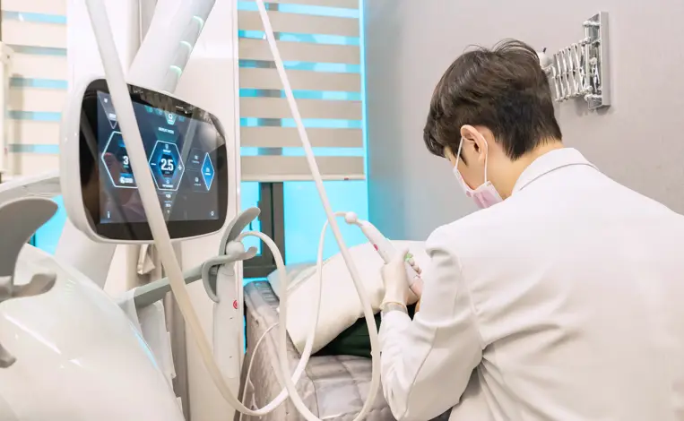 유앤아이의원 마곡점 원장의 볼뉴머 고주파 리프팅 시술 모습