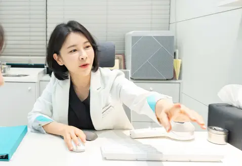 광명 유앤아이의원 김선희 대표원장이 주근깨 레이저 치료 과정을 환자에게 설명