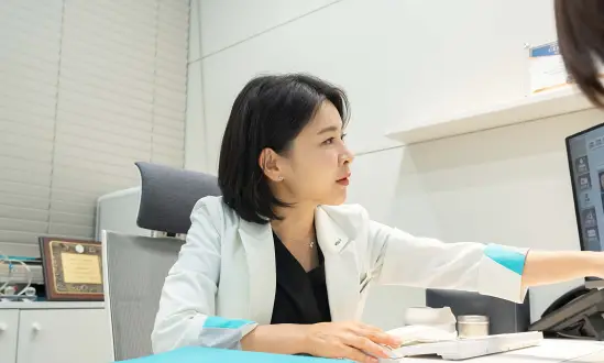 광명 유앤아이의원 김선희 대표원장이 환자 피부 상태를 확인해 색소 레이저 치료 방향을 계획