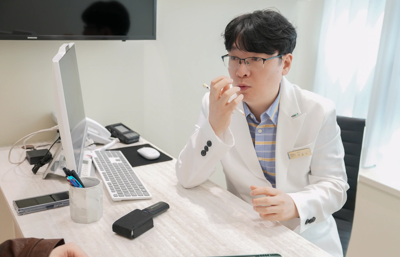 시흥배곧 유앤아이의원 이승수 대표원장이 환자에게 쥬베룩 볼륨 결절 원인을 설명하는 모습