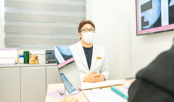 유앤아이의원 대전점 김병찬 원장과 환자의 리프팅 상담