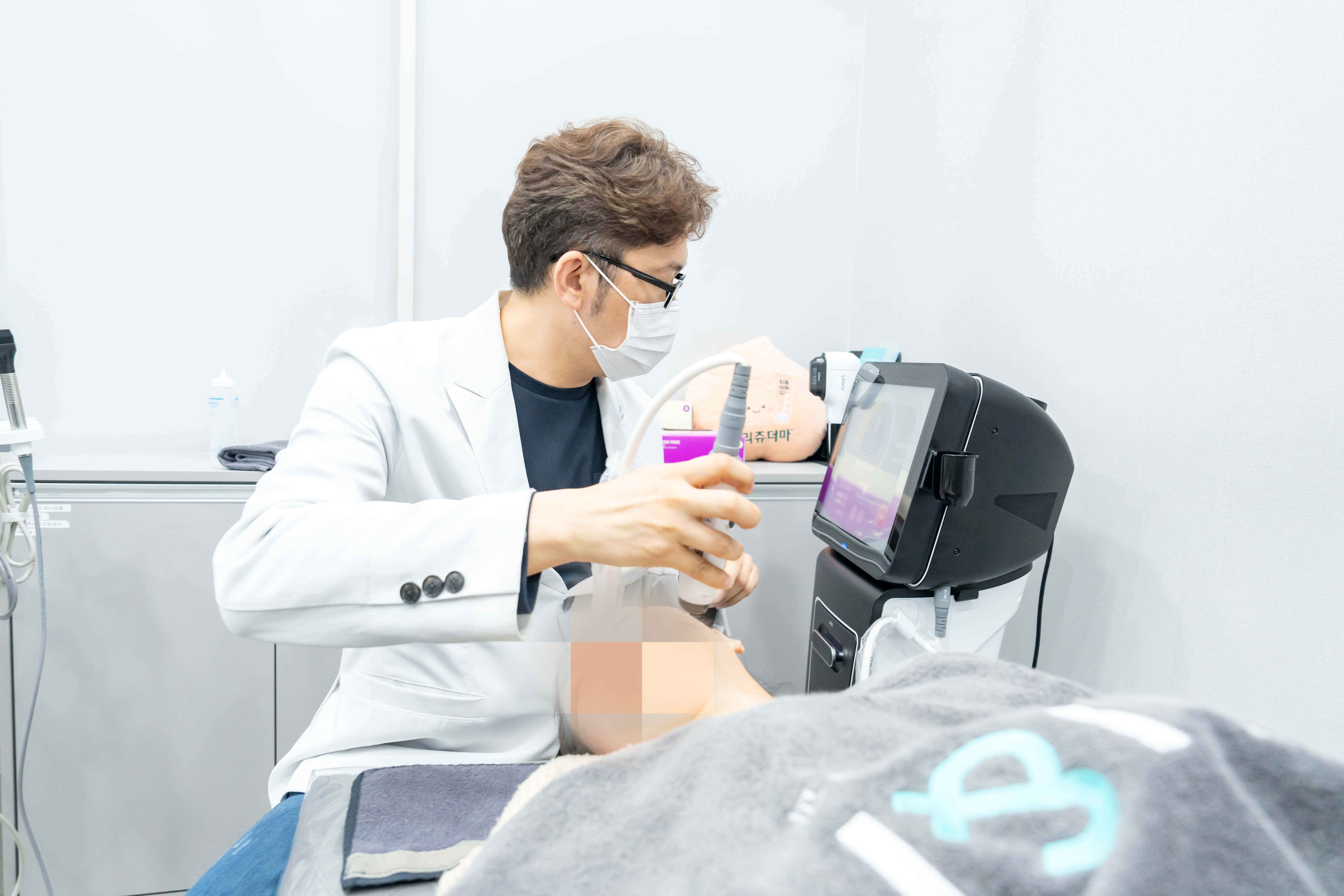 유앤아이의원 대전점 의료진이 리프테라2 핸드피스를 이용해 환자의 얼굴 부위에 초음파 리프팅을 진행하는 과정