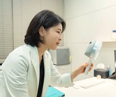 광명 유앤아이의원 김선희 대표원장이 환자 여드름 착색과 피부 상태를 확인