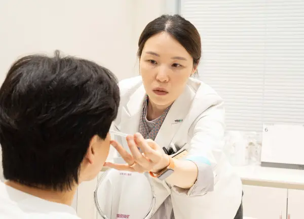 김포 유앤아이의원 최수정 대표원장이 쥬베룩 볼륨 효과를 고려해 시술 부위별 디자인을 진행하는 모습