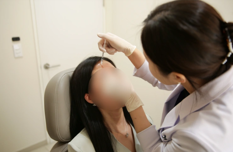 대구 유앤아이의원 장은영 대표원장이 환자에게 리쥬란 시술을 하는 모습