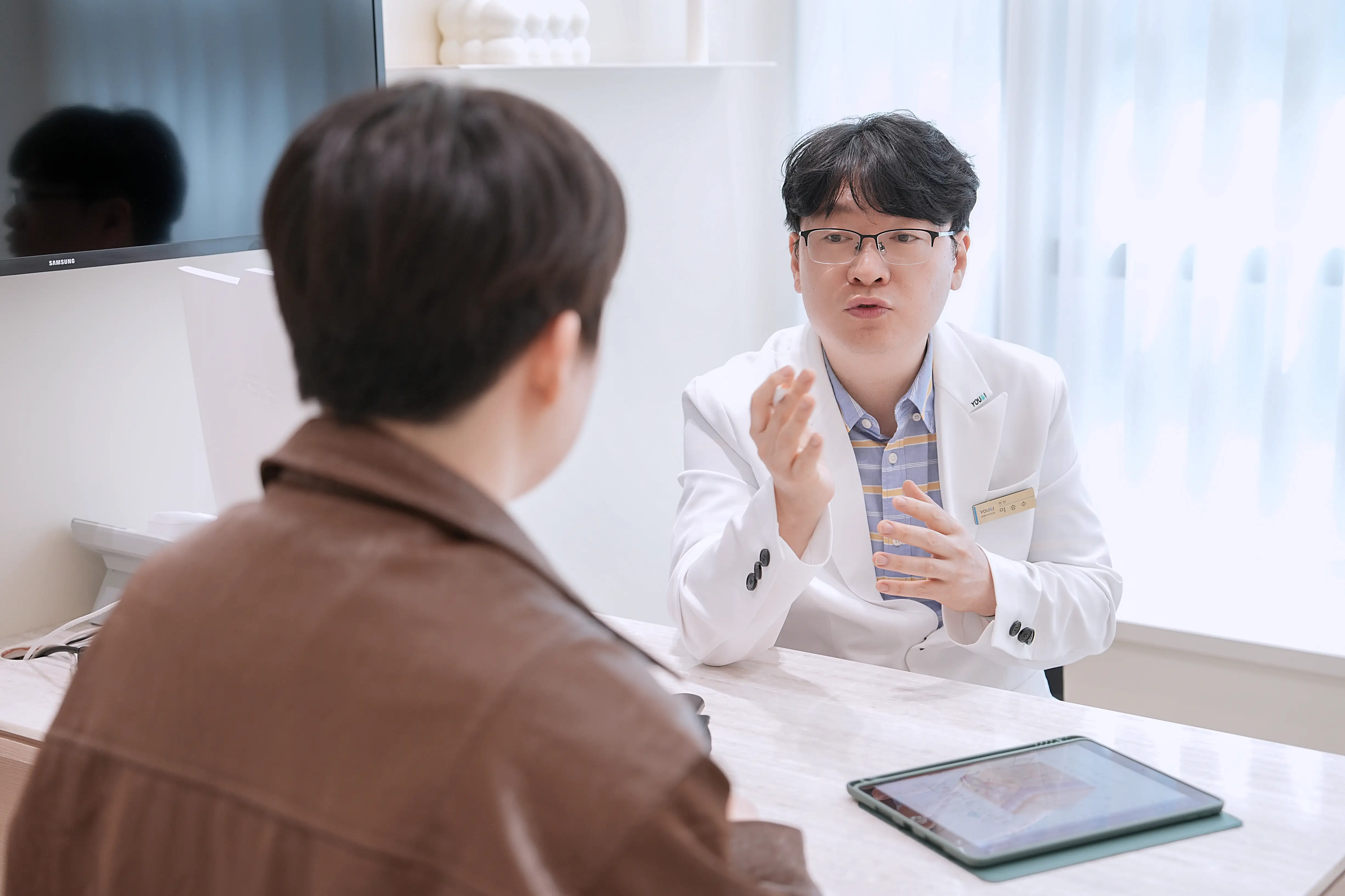 시흥배곧 피부과 유앤아이의원 이승수 대표원장이 환자에게 쥬베룩 유지기간에 대해 설명