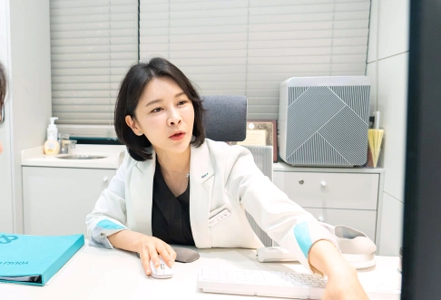 광명 유앤아이의원 김선희 대표원장이 환자 어깨 상태를 확인하고 시술 방향을 상담