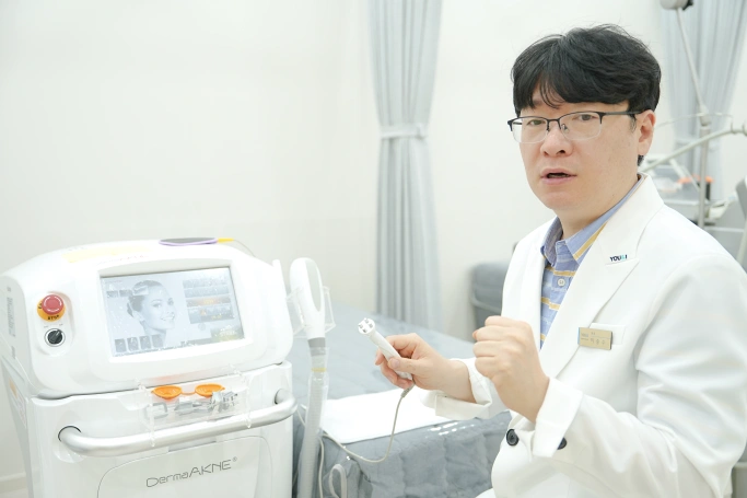 시흥배곧 유앤아이의원 이승수 대표원장이 더마아크네 장비를 소개하는 모습